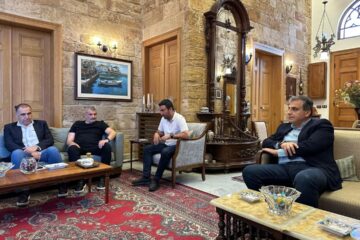 إستقبل رئيس التيار الوطني الحر النائب جبران باسيل رئيس بلدية قرطبا فادي مارتينوس في دارته في البترون.