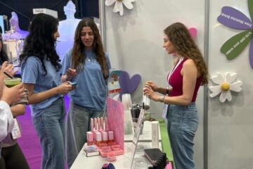 طلاب جامعة القديس يوسف يكتسبون خبرات ميدانية من خلال برنامج Comin Academy في منتدى الجمال والصحة النفسية