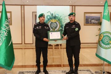 معالي رئيس الحرس الملكي  يتسلم شهادة الاعتماد الأكاديمي العسكري الكامل