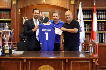 نادي الأنوار يقدّم كأس المركز الثاني وقميص الفريق الى باخوس